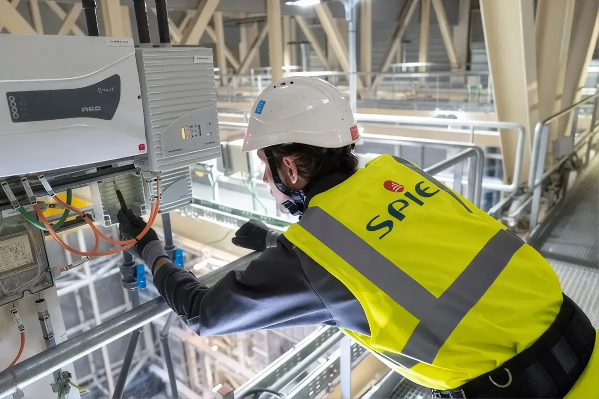 Technicien SPIE en intervention sur une armoire électrique