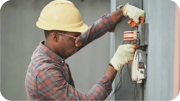 Técnico aplicando una consignación LOTO en un equipo industrial